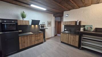 冷蔵庫、電子レンジ、オーブン、コンロ