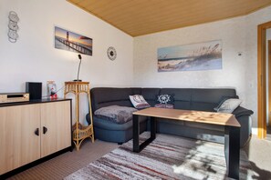 Tv, dvd-spelare, ett bordtennisbord och en stereo