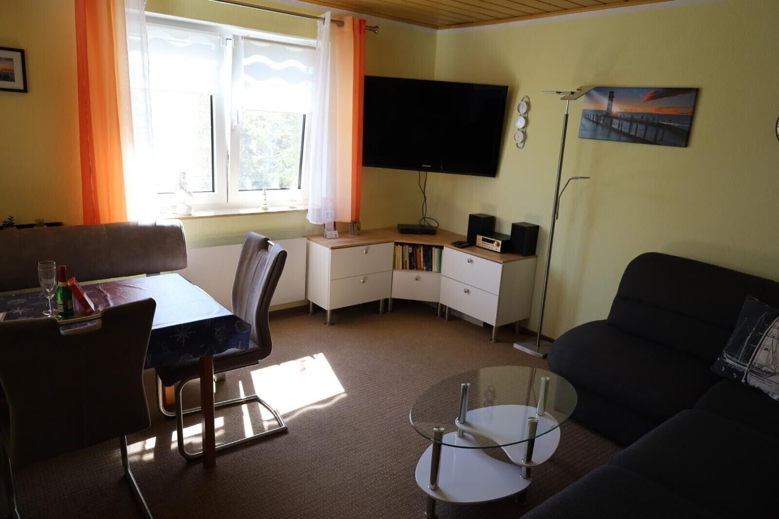 Fernseher, DVD-Player, Tischtennisplatte, Stereoanlage