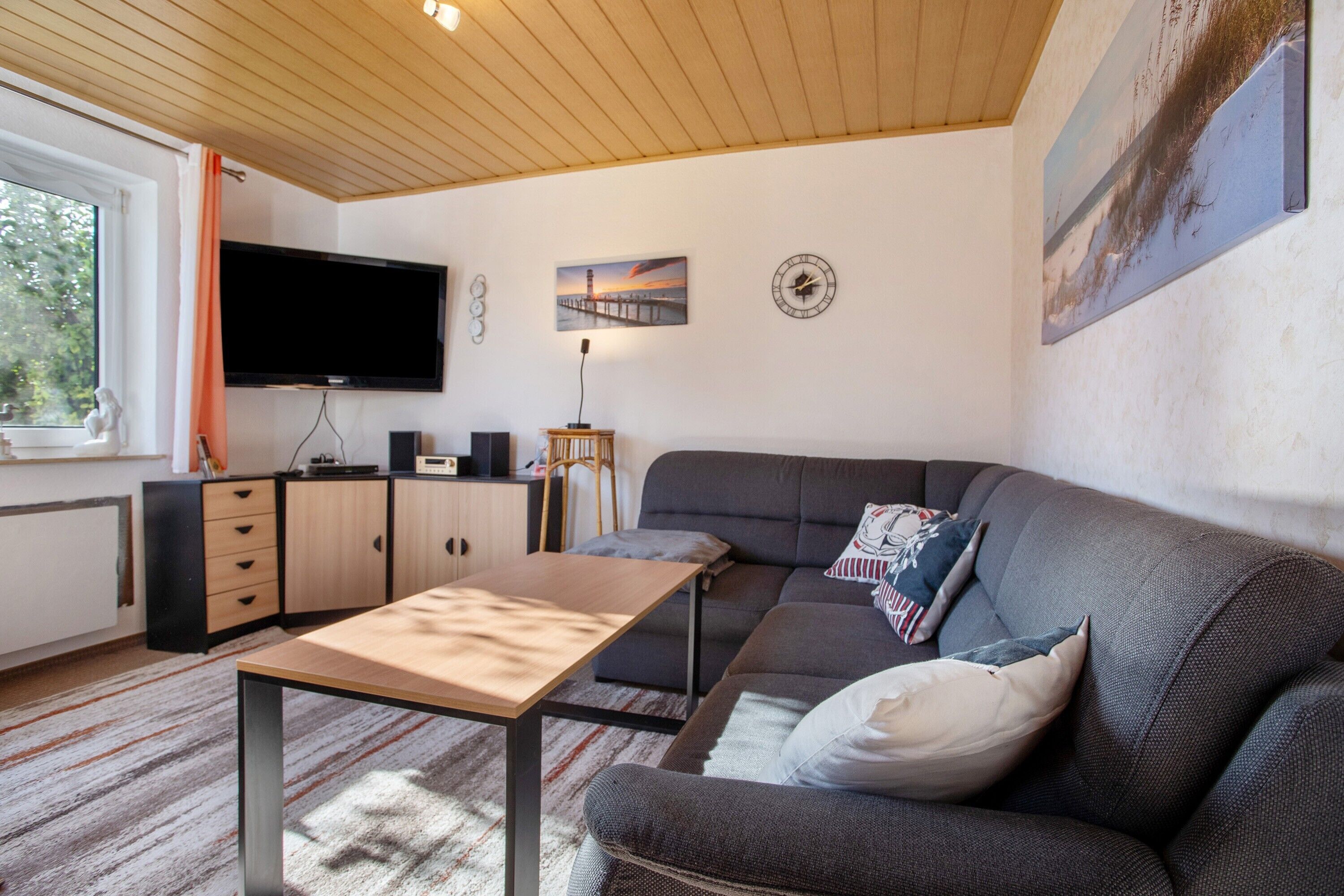 Fernseher, DVD-Player, Tischtennisplatte, Stereoanlage