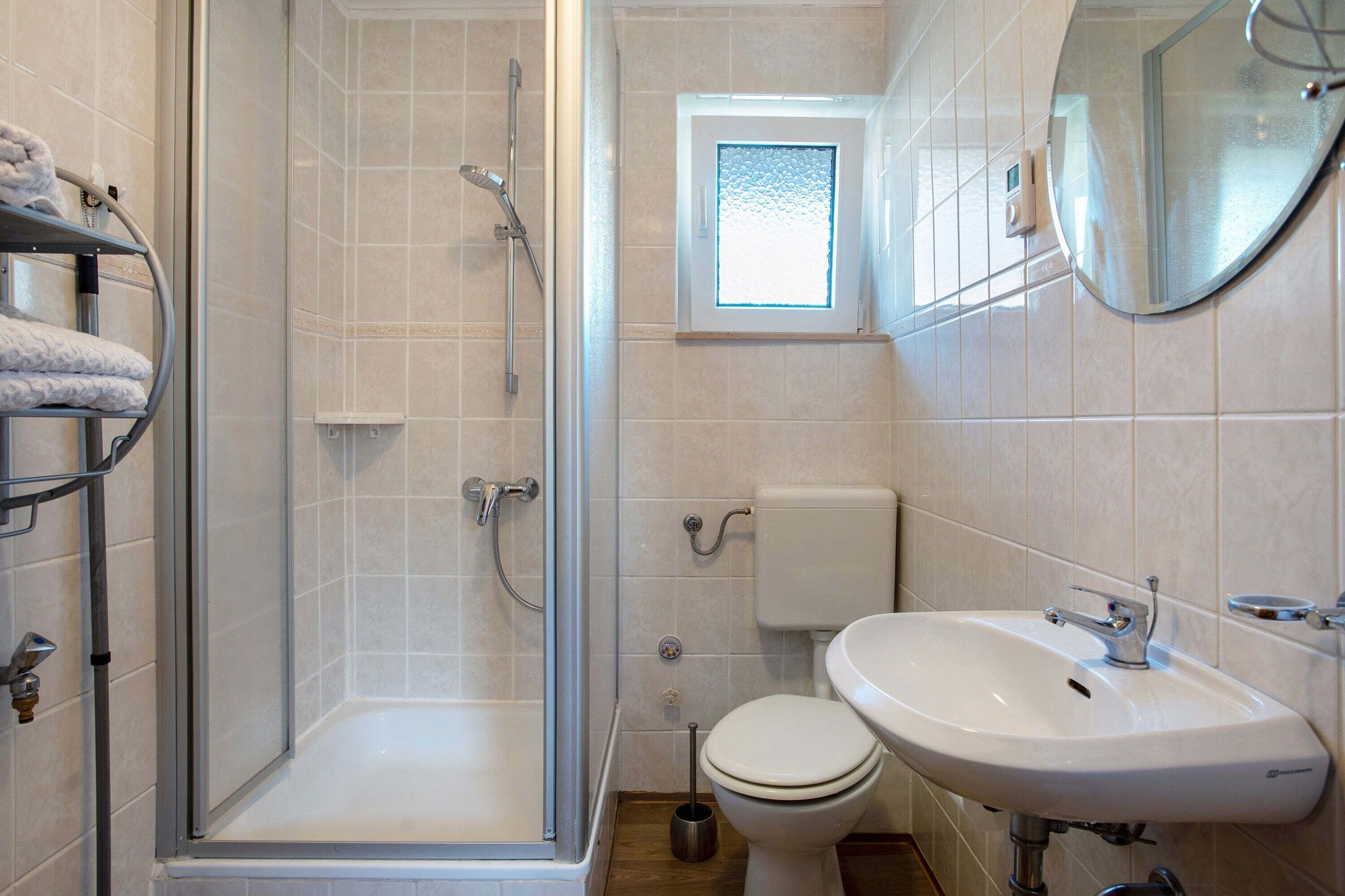Een douche, een haardroger, handdoeken