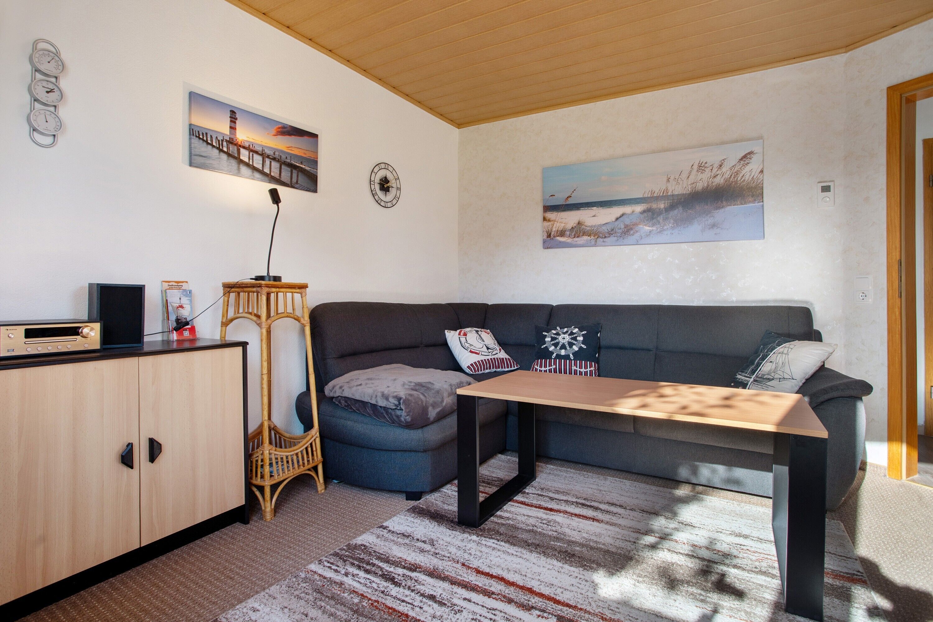 Fernseher, DVD-Player, Tischtennisplatte, Stereoanlage