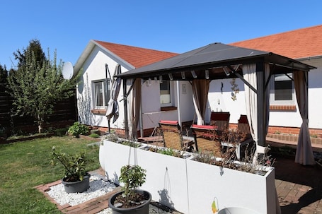 テラス / パティオ. Bungalow 'Ferienbungalow Meerjungfrau' with Private Terrace and Wi-Fi