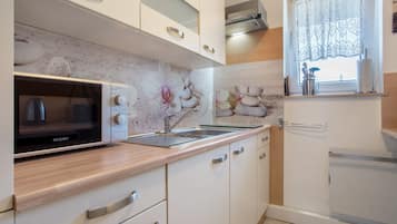 Een koelkast, een magnetron, een oven, een kookplaat