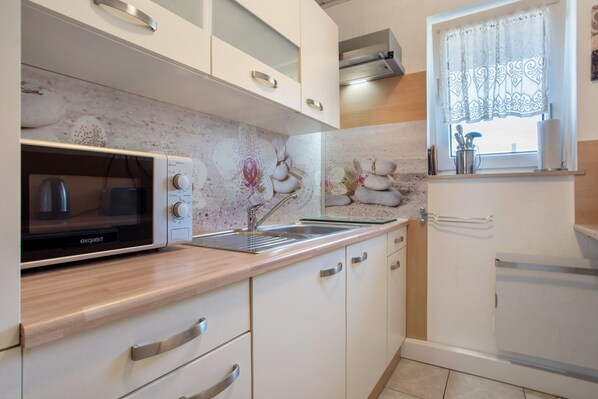 Fridge, microwave, oven, stovetop - Bungalow 'Ferienbungalow Meerjungfrau' with Private Terrace and Wi-Fi (Ueckermünde)