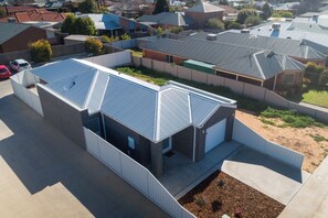 Exterior - New Ontario Avenue Townhouse close to Hospital Precinct and Mildura Golf Club (Mildura)