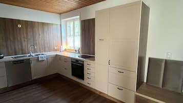 Een koelkast, een oven, een kookplaat, een vaatwasser