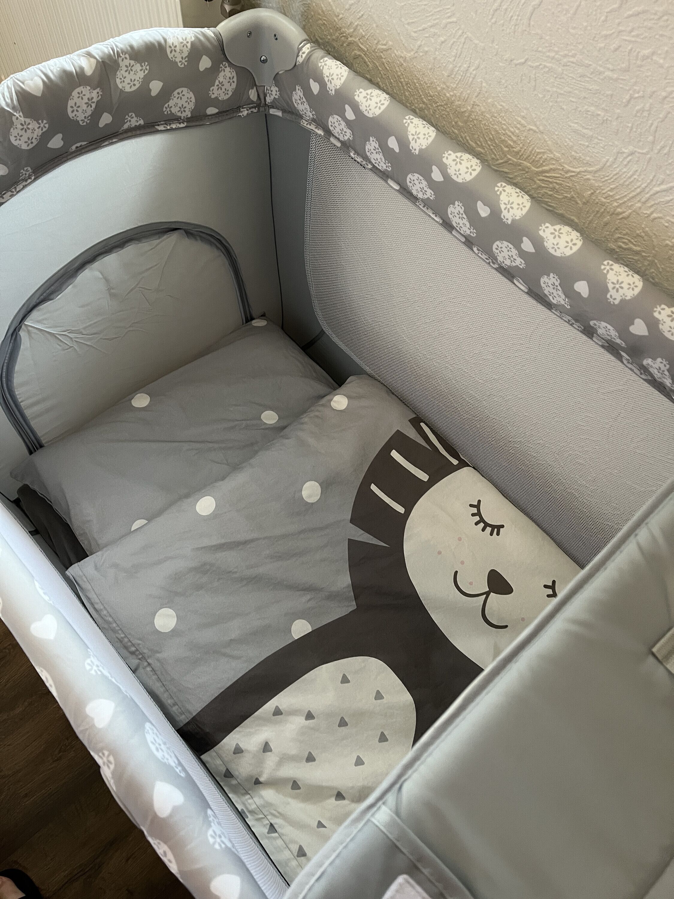 2 slaapkamers, een bureau, een strijkplank/strijkijzer, gratis wifi