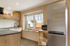 Kühlschrank, Mikrowelle, Ofen, Herdplatte