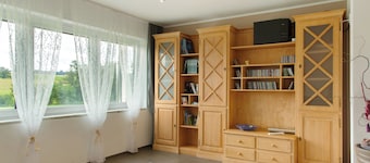 Apartment 'Pur Wohnen- Wohnung Ost' with Shared Garden, Balcony and Wi-Fi
