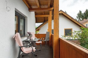 Outdoor dining - Pur Wohnen – East Apartment with Shared Garden, Balcony and Wi-Fi (Bad Griesbach im Rottal)