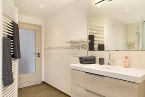 Regadera, secadora de cabello, toallas 