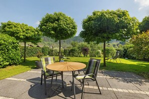 Outdoor dining - Apartment Gretel with Private Garden and Wi-Fi (Bremm)