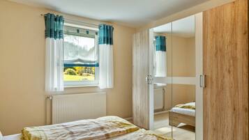 4 bedrooms, iron/ironing board, free WiFi, bed sheets