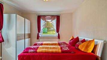 4 makuuhuonetta, silitysrauta/-lauta, ilmainen Wi-Fi, vuodevaatteet