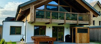 Chalet 'Almblick Mit Sauna' con vistas a la montaña, piscina compartida y Wi-Fi