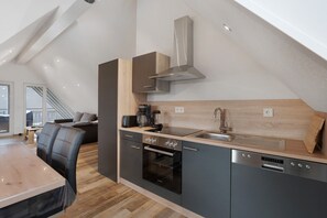 Fridge, oven, stovetop, dishwasher - Studio Apartment 'Ferienwohnung Maurer' with Shared Garden, Balcony and Wi-Fi (Königsfeld im Schwarzwald)