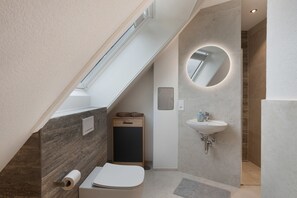 Shower, hair dryer, towels - Studio Apartment 'Ferienwohnung Maurer' with Shared Garden, Balcony and Wi-Fi (Königsfeld im Schwarzwald)