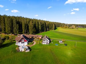 Exterior - Studio Apartment 'Ferienwohnung Maurer' with Shared Garden, Balcony and Wi-Fi (Königsfeld im Schwarzwald)