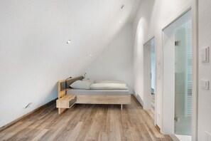 1 bedroom, free WiFi, bed sheets - Studio Apartment 'Ferienwohnung Maurer' with Shared Garden, Balcony and Wi-Fi (Königsfeld im Schwarzwald)