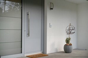 Exterior detail - Studio Apartment 'Ferienwohnung Maurer' with Shared Garden, Balcony and Wi-Fi (Königsfeld im Schwarzwald)