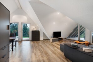 TV - Studio Apartment 'Ferienwohnung Maurer' with Shared Garden, Balcony and Wi-Fi (Königsfeld im Schwarzwald)
