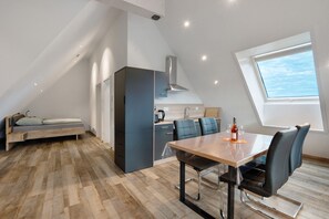 Dining - Studio Apartment 'Ferienwohnung Maurer' with Shared Garden, Balcony and Wi-Fi (Königsfeld im Schwarzwald)