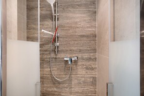 Dusche, Haartrockner, Handtücher