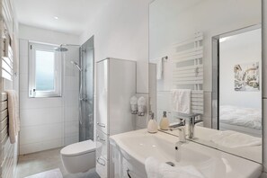 Dusche, Haartrockner, Handtücher