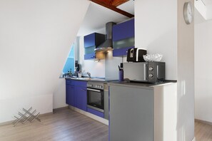 Fridge, microwave, oven, stovetop - Apartment 'Ferienwohnung Am Bannwald 1' with Private Terrace, Shared Garden and Wi-Fi (Freiburg im Breisgau)