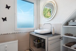 Douche, sèche-cheveux, serviettes fournies