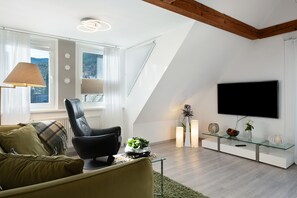 TV - Apartment 'Ferienwohnung Am Bannwald 1' with Private Terrace, Shared Garden and Wi-Fi (Freiburg im Breisgau)