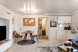 Dining - Apartment 'Ferienwohnung Christel' with Private Terrace, Private Garden and Wi-Fi (Freiburg im Breisgau)