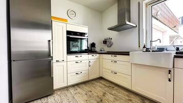 Kühlschrank, Mikrowelle, Ofen, Herdplatte