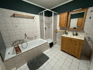 Dusche, Haartrockner, Handtücher