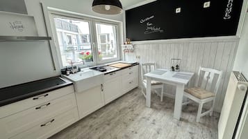 Geladeira, micro-ondas, fogão, cooktop