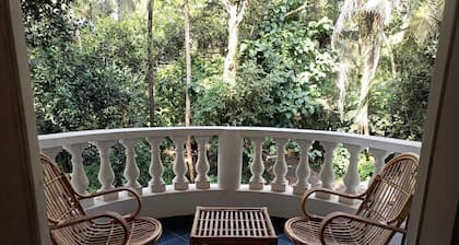 Magnolia Serene white house!9 min walk from sunset beach