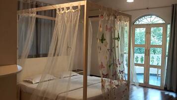 2 bedrooms, in-room safe, iron/ironing board, free WiFi