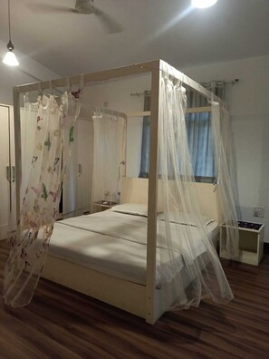 2 bedrooms, in-room safe, iron/ironing board, free WiFi