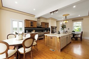 Fridge, microwave, oven, stovetop - Beautiful Federation Residence for 16 Guests (A perfect venue for weddings) (Bunyip)