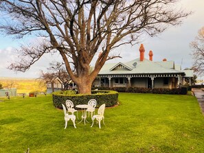 Outdoor dining - Beautiful Federation Residence for 16 Guests (A perfect venue for weddings) (Bunyip)