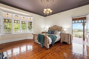 7 bedrooms, desk, iron/ironing board, free WiFi - Beautiful Federation Residence for 16 Guests (A perfect venue for weddings) (Bunyip)