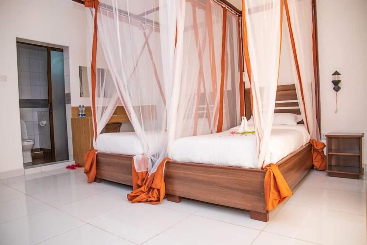 Habitación Deluxe con 2 camas individuales, balcón, vistas a la piscina | Espacio para trabajar con un portátil y sistema de insonorización