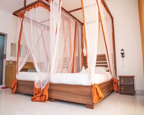 豪華雙床房, 陽台, 泳池景觀 | 筆電工作空間、隔音、免費無線上網