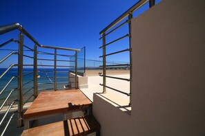 Property grounds - Green n' Blue apartments . Blue Suit  (Galatas)