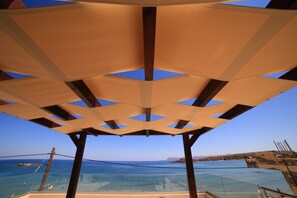 Property grounds - Green n' Blue apartments . Blue Suit  (Galatas)