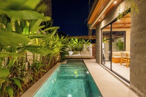 Una piscina al aire libre