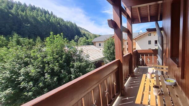 A wooden balcony with a view of a mountain and a building. - Charming, well-equipped 4/6 pers Apt (Les Deux Alpes)