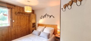 1 habitación y tabla de planchar con plancha 