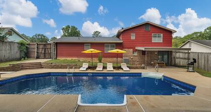 5 Bedroom Paradise Escape with Huge Pool, BBQ, Arcade and Playset